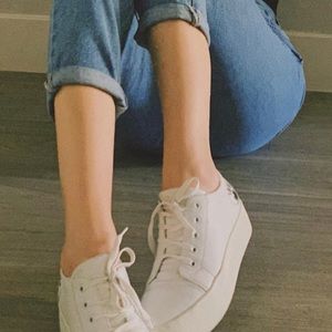 White sneakers for low price🌸